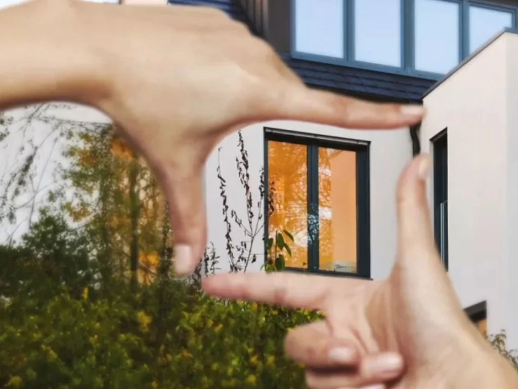 Moderne Schüco-Fenster an weißer Fassade – maßgefertigt von A40-Fenster Bochum